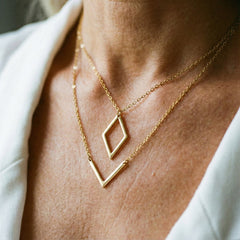 Collar Chic con Colgante Geométrico en Forma de V - Raúl & Sara Madrid