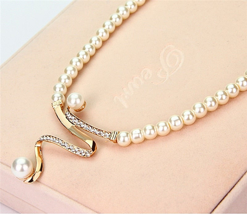 Conjunto de collar y aretes con perlas naturales