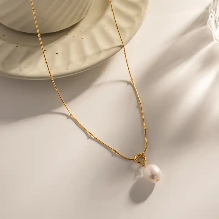 Pavlina – Collar dorado con colgante de perla elegante
