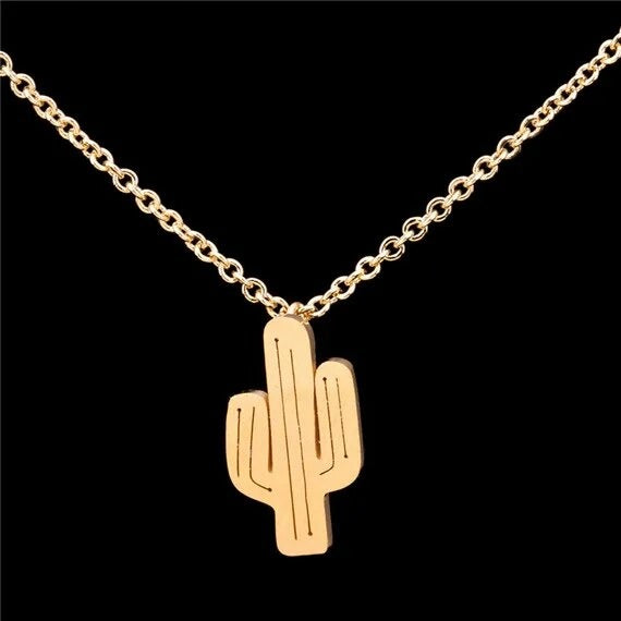 Collar dorado con colgante de cactus - Raúl & Sara Madrid