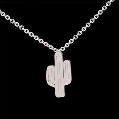 Collar dorado con colgante de cactus - Raúl & Sara Madrid