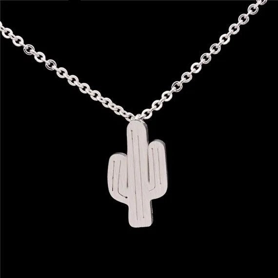 Collar dorado con colgante de cactus - Raúl & Sara Madrid