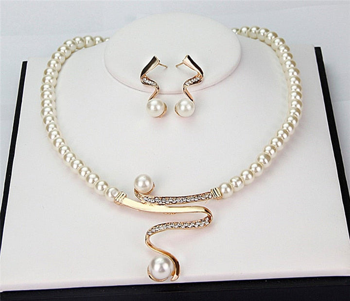 Conjunto de collar y aretes con perlas naturales
