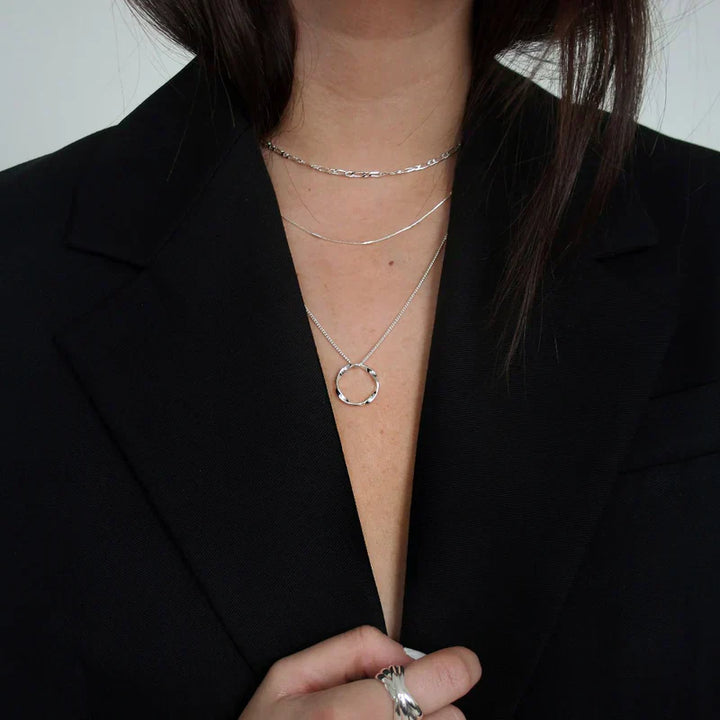 Collar de tres hilos con diseño abierto