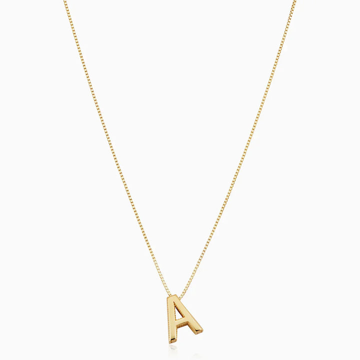 Jutta – Collar dorado con diseño lineal elegante