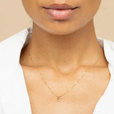 Jutta – Collar dorado con diseño lineal elegante
