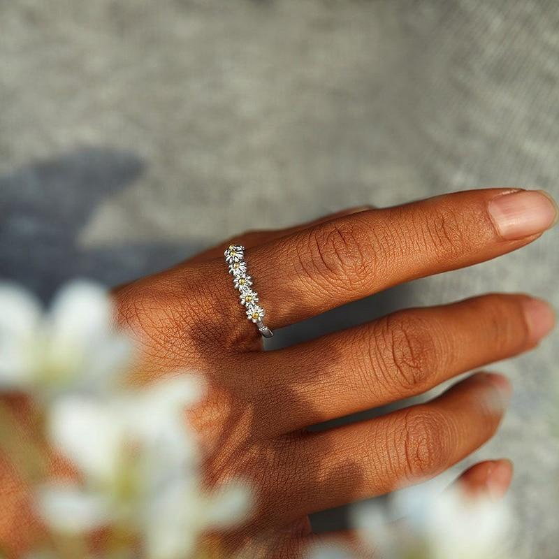 Anillo de plata ajustable con esmalte pintado a mano y diseño de margaritas