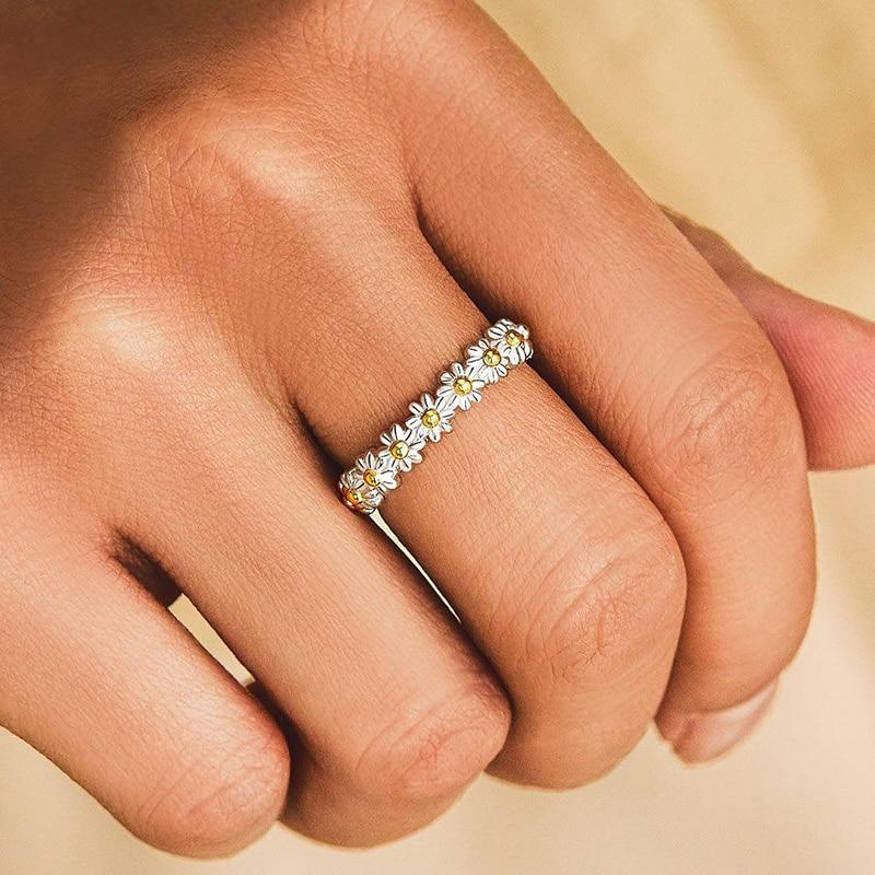 Anillo de plata ajustable con esmalte pintado a mano y diseño de margaritas