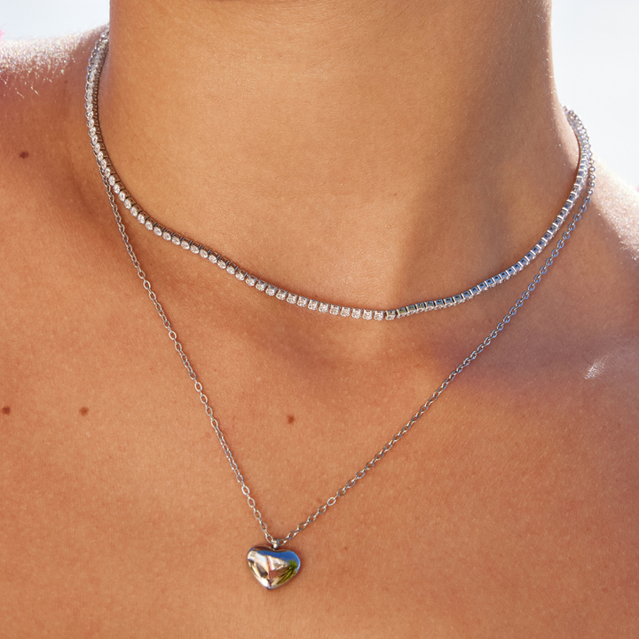 Greta – Collar dorado con pequeño medallón