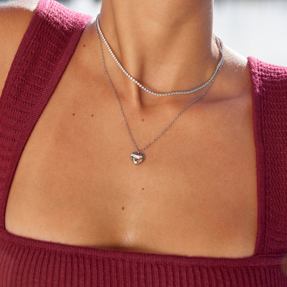 Greta – Collar dorado con pequeño medallón