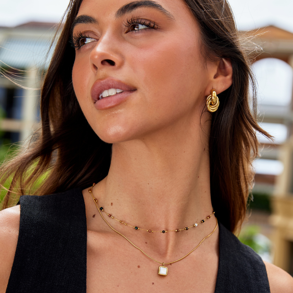 Gertruda – Collar dorado con acentos vibrantes