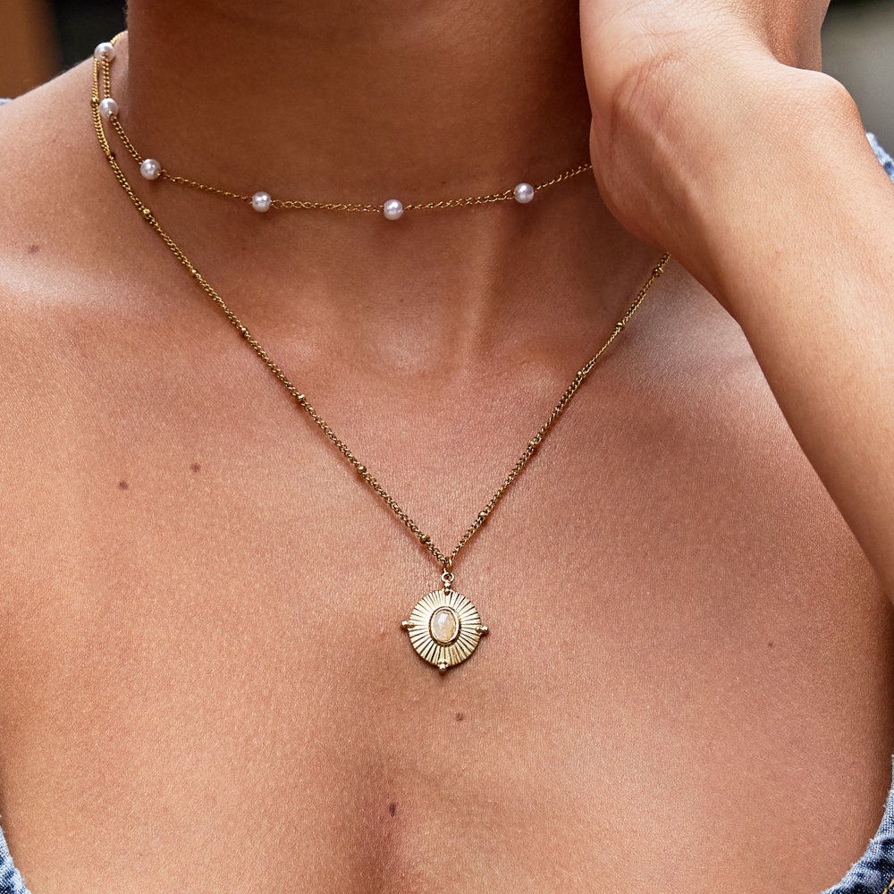 Annika – Delicate Gold Necklace with Square Pendant