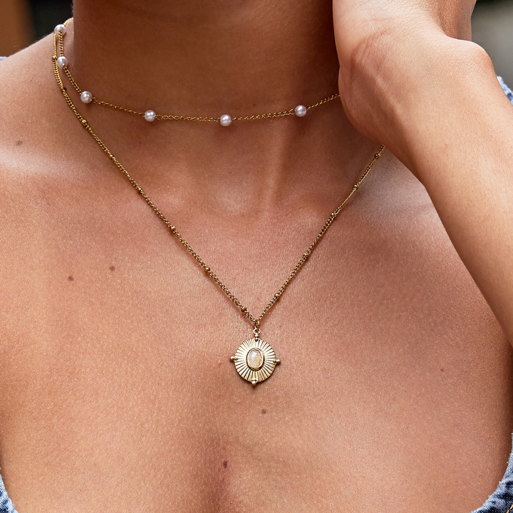 Juliane – Collar dorado con elegante detalle circular
