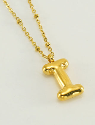 Collar dorado con charm de inicial - Raúl & Sara Madrid