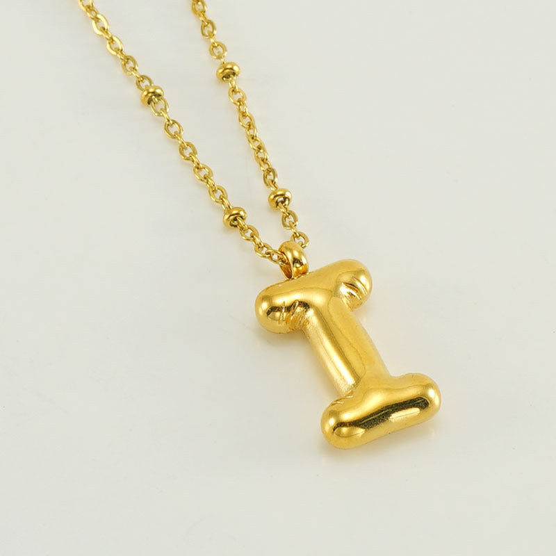 Irena – Collar dorado con charm de inicial