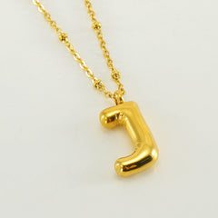Collar dorado con charm de inicial - Raúl & Sara Madrid