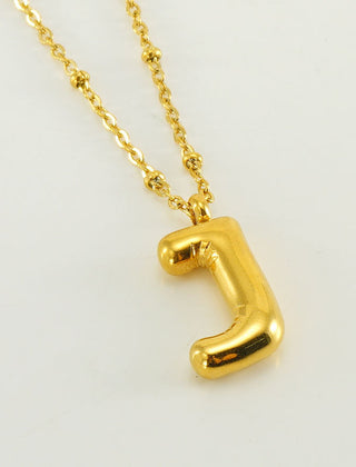 Collar dorado con charm de inicial - Raúl & Sara Madrid