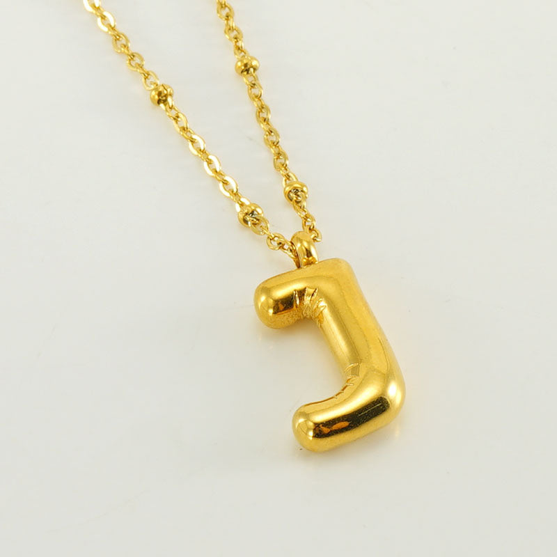 Irena – Collar dorado con charm de inicial