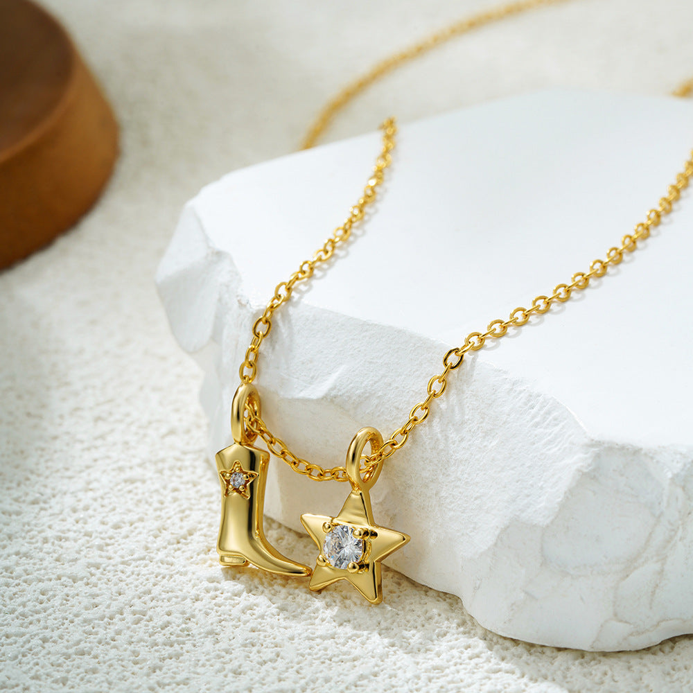 Johana – Collar delicado con encantadores colgantes dorados.