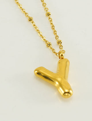 Collar dorado con charm de inicial - Raúl & Sara Madrid