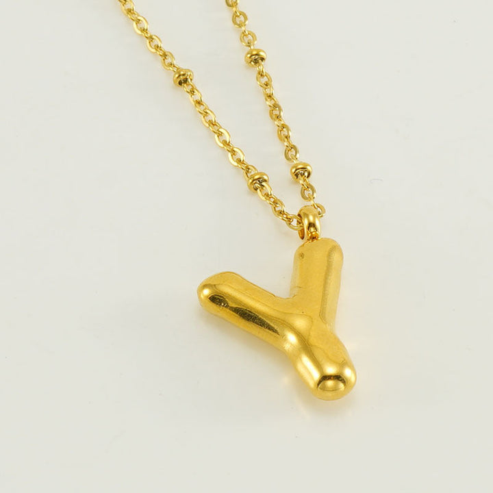 Irena – Collar dorado con charm de inicial