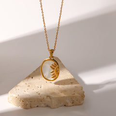 Collar dorado con encantos simbólicos - Raúl & Sara Madrid