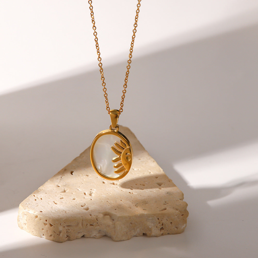 Alzbeta – Collar de oro con delicados colgantes simbólicos.