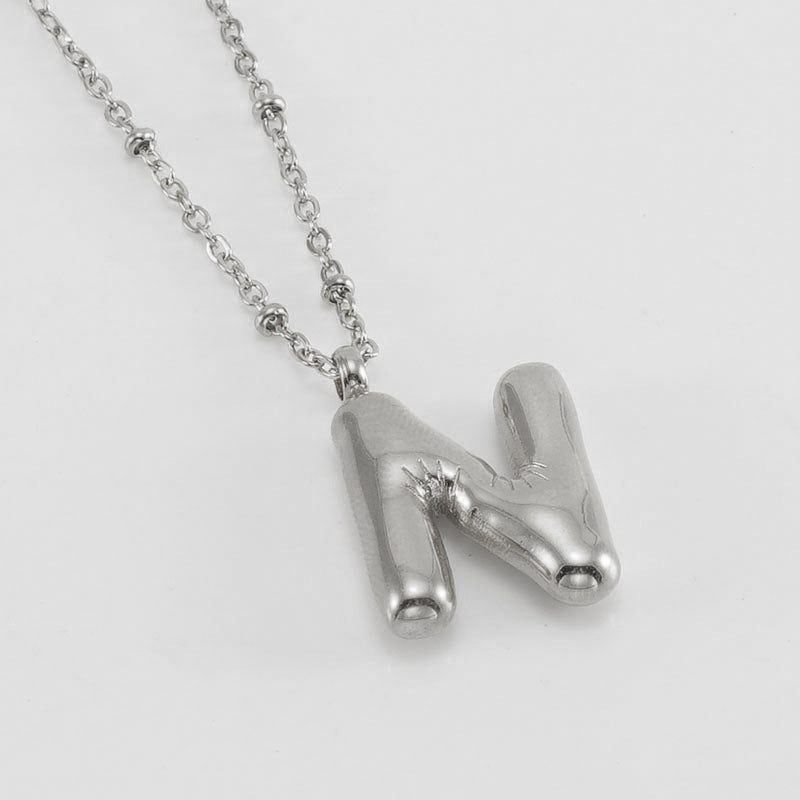 Irena – Collar dorado con charm de inicial