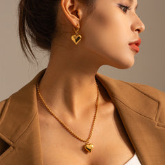 Collar dorado con colgante moderno - Raúl & Sara Madrid
