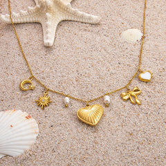Collar dorado delicado con pequeños colgantes - Raúl & Sara Madrid