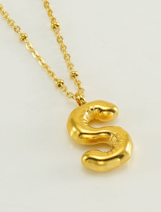 Collar dorado con charm de inicial - Raúl & Sara Madrid