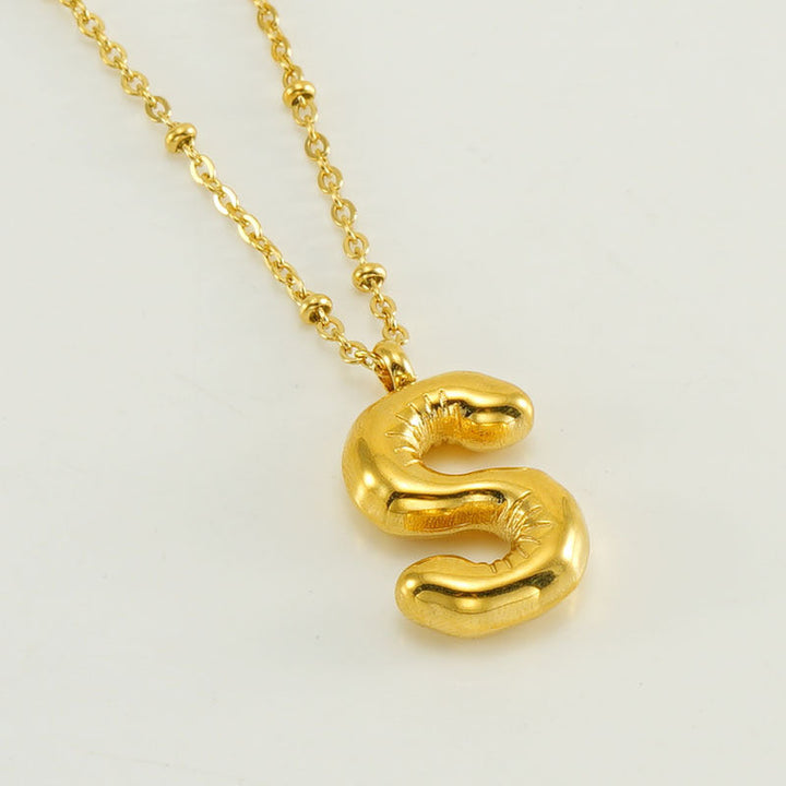 Irena – Collar dorado con charm de inicial