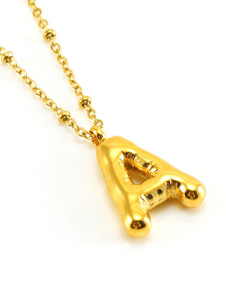 Collar dorado con charm de inicial - Raúl & Sara Madrid