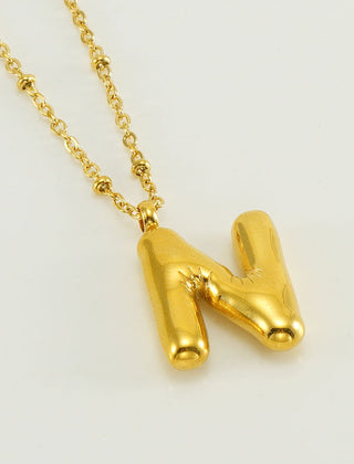 Collar dorado con charm de inicial - Raúl & Sara Madrid