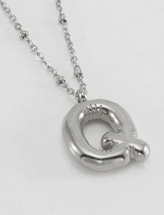 Collar dorado con charm de inicial - Raúl & Sara Madrid
