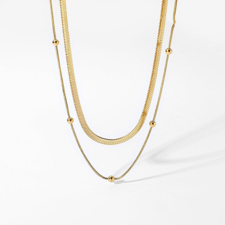 Klára – Collar de oro de dos capas con un diseño moderno y elegante.