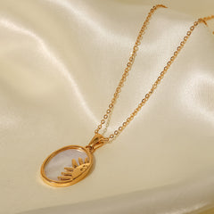 Collar dorado con encantos simbólicos - Raúl & Sara Madrid