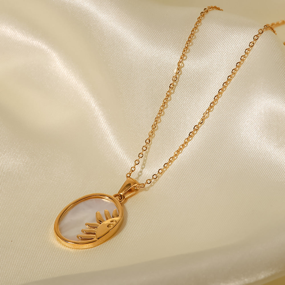 Alzbeta – Collar de oro con delicados colgantes simbólicos.