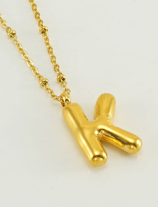 Collar dorado con charm de inicial - Raúl & Sara Madrid