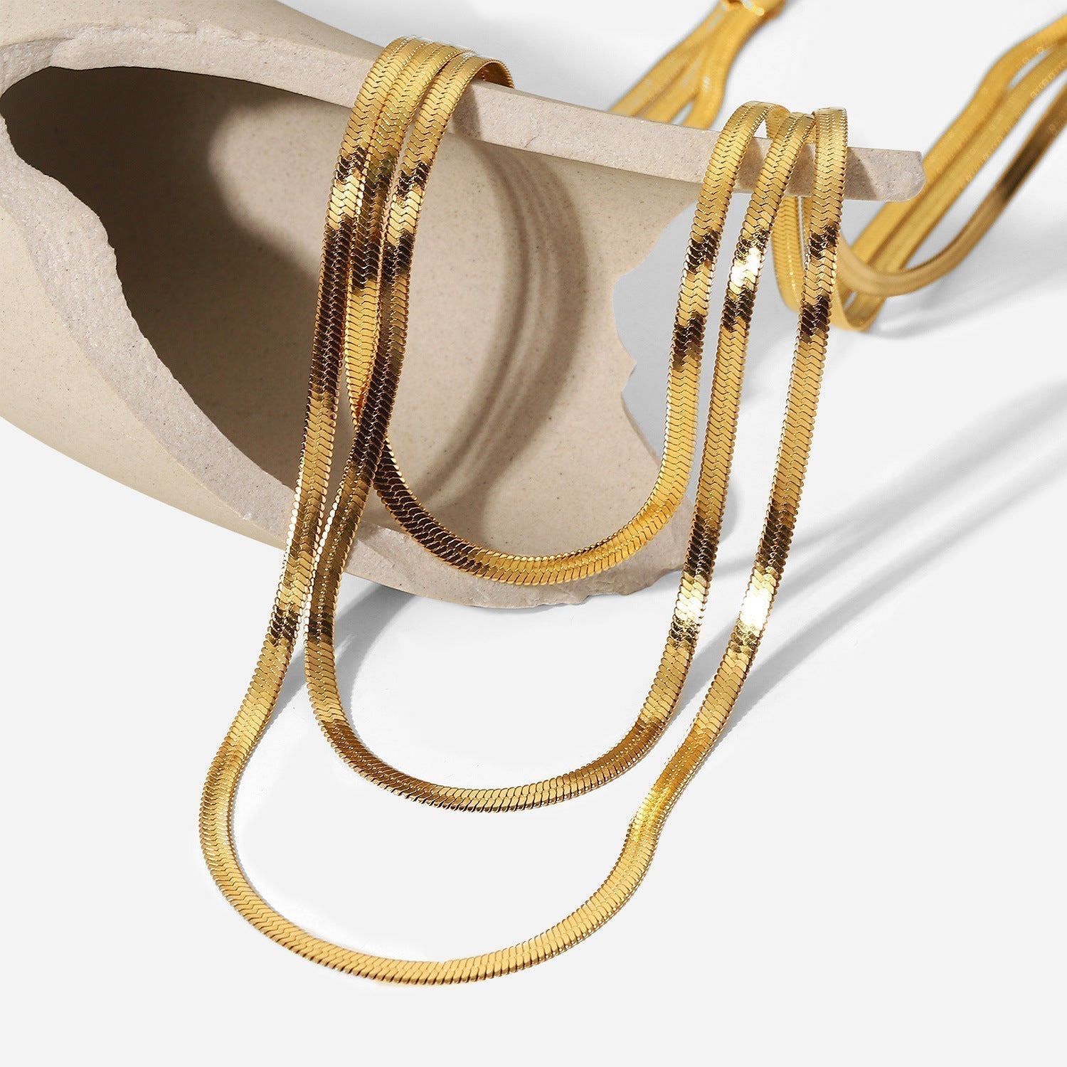 Collar dorado en capas delicado - Raúl & Sara Madrid