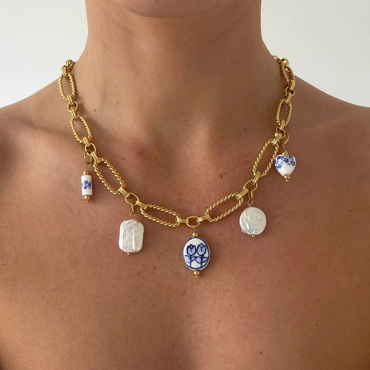 Lena - Collar de oro con adornos de piedra.