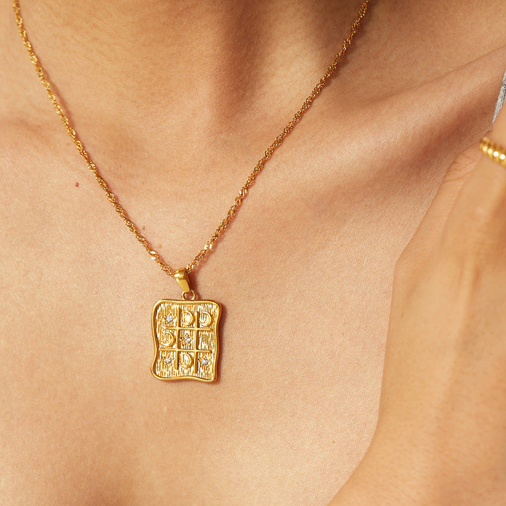 Alzbeta – Collar de oro con delicados colgantes simbólicos.