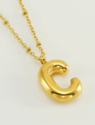 Collar dorado con charm de inicial - Raúl & Sara Madrid