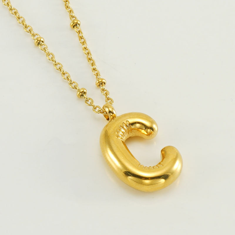 Irena – Collar dorado con charm de inicial