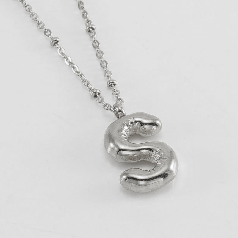Irena – Collar dorado con charm de inicial