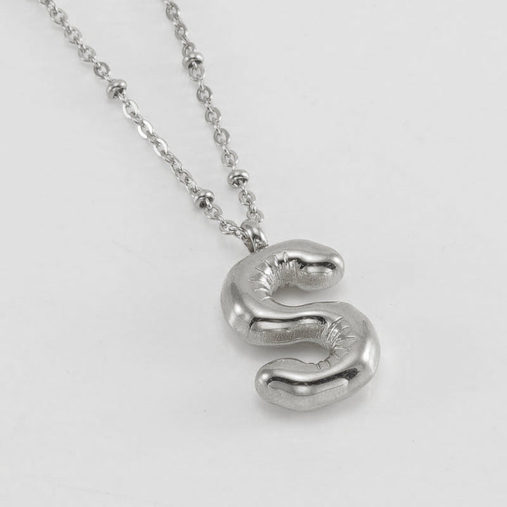 Irena – Collar dorado con charm de inicial