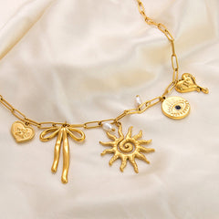 Collar dorado delicado con pequeños colgantes - Raúl & Sara Madrid