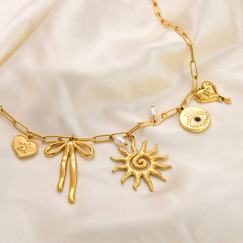 Collar dorado delicado con pequeños colgantes - Raúl & Sara Madrid
