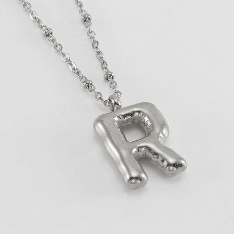 Irena – Collar dorado con charm de inicial