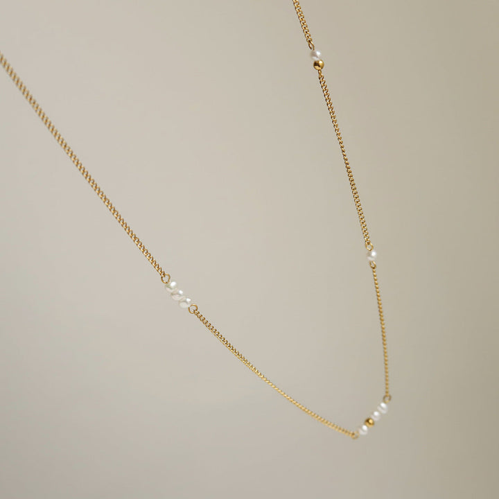 Rosa - Collar Delgado Dorado en Estilo Clásico